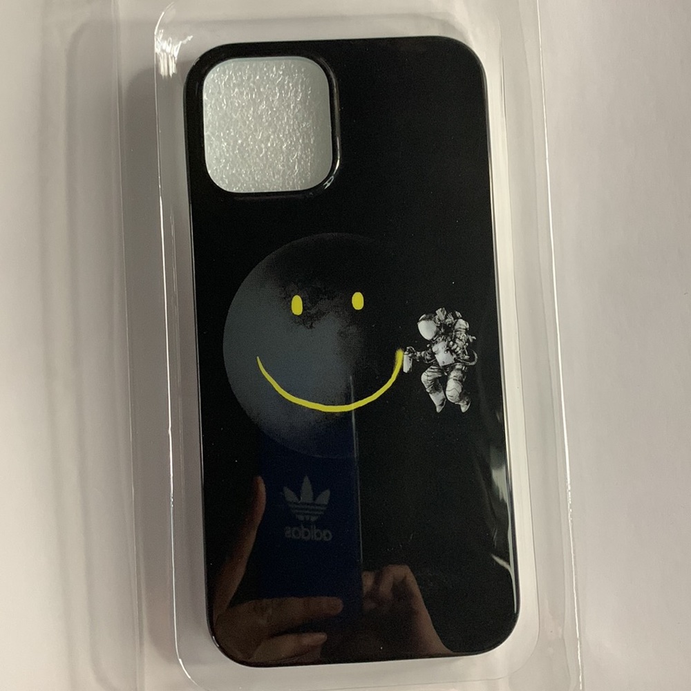 Threadless Protective iPhone (12/12 Pro)